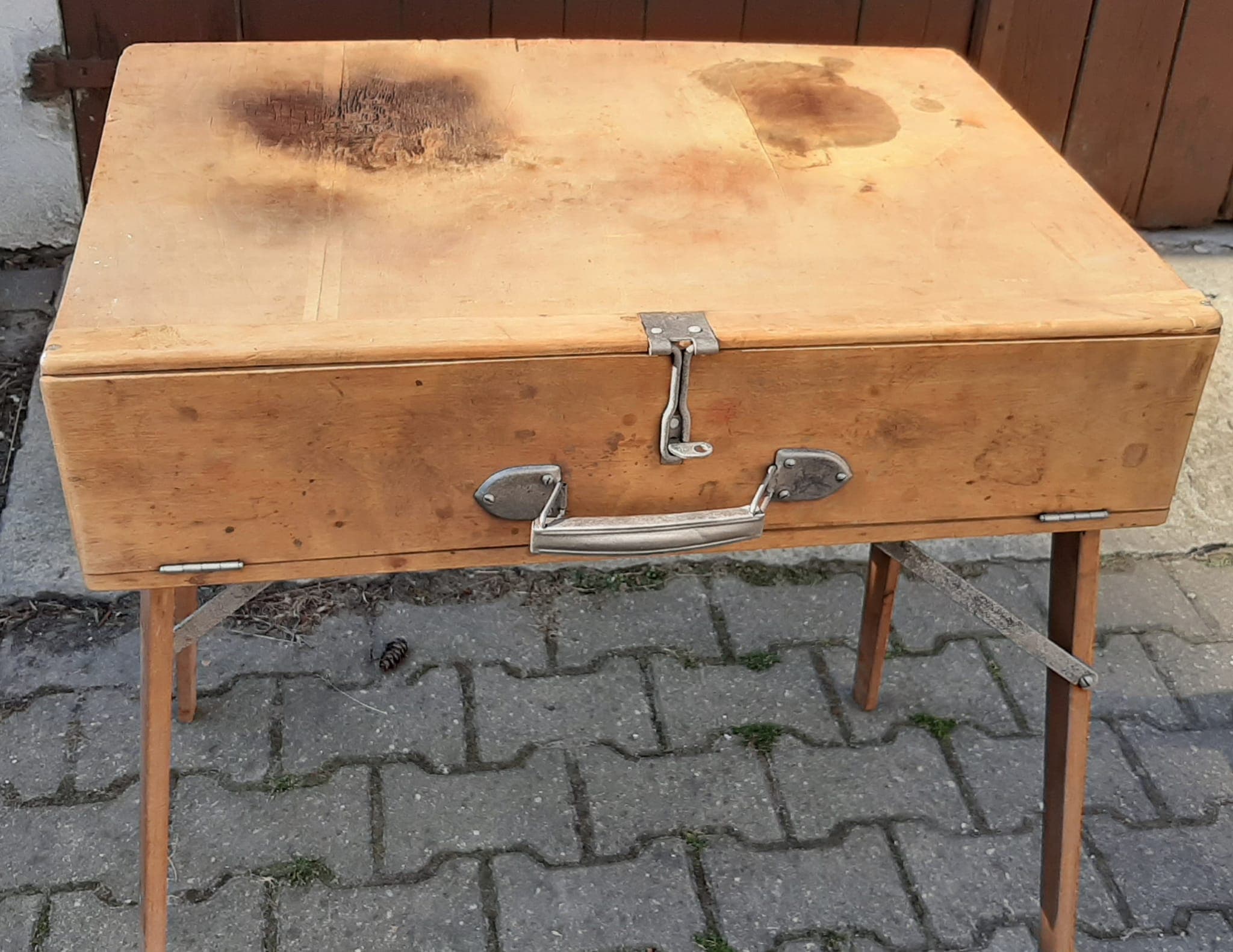 Oczyszczanie polowego stolika topografa